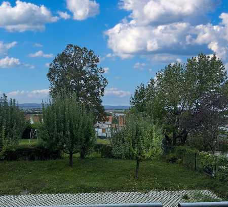 Modern // sonnig und hell // riesige Terrasse // ruhig // Fernblick