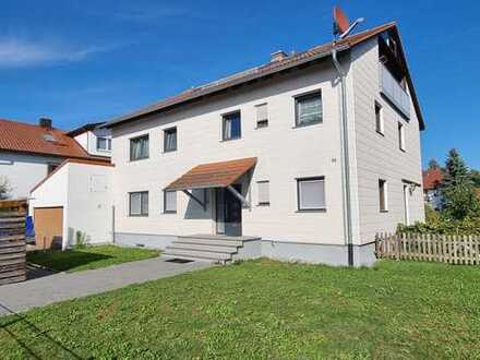 Schöne familiengerechte 4 ZKB Wohnung mit Wintergarten, Garage und großem Garten