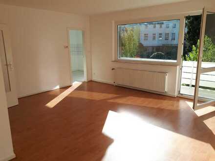 Helle 3 Zi Whg, saniert und renoviert in ruhigem gepflegten Haus mit Südbalkon