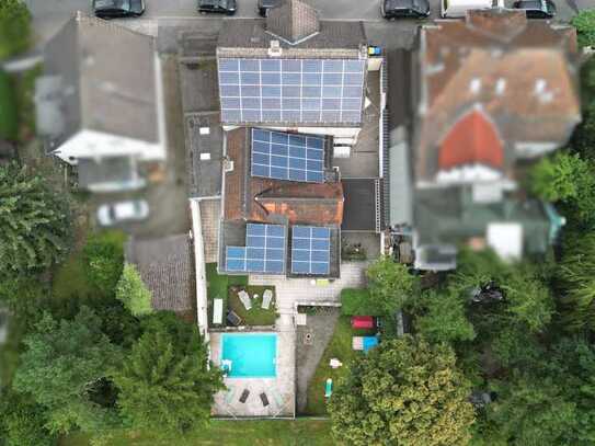 Top Lage! Zweifamilienhaus mit Pool und 69 PV-Modulen!