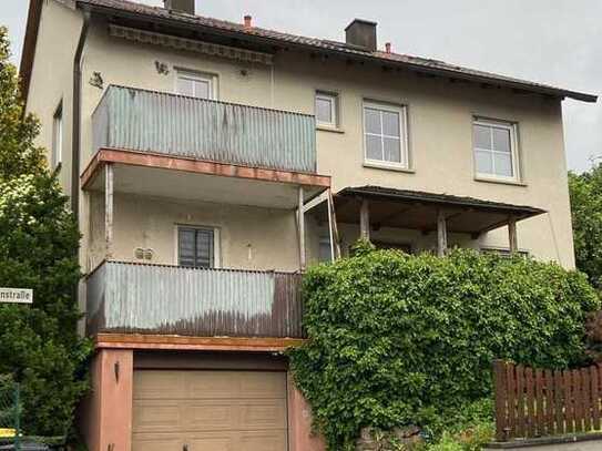 Ruhig gelegenes Zweifamilienhaus, großzügiger Garten, tolle Aussicht.