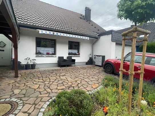 Hennef-Edgoven: Freistehendes Einfamilienhaus - 257 m²Wohnfläche / 8 Zimmer / Traumblick