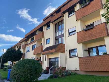 gepflegte 4-Zimmerwohnung mit Balkon und Loggia inkl. Einbauküche, Keller u. TG-Stellplatz