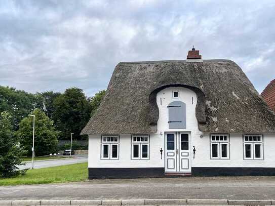 Hübsches Reetdachhaus mit Innenhof und kleinem Garten