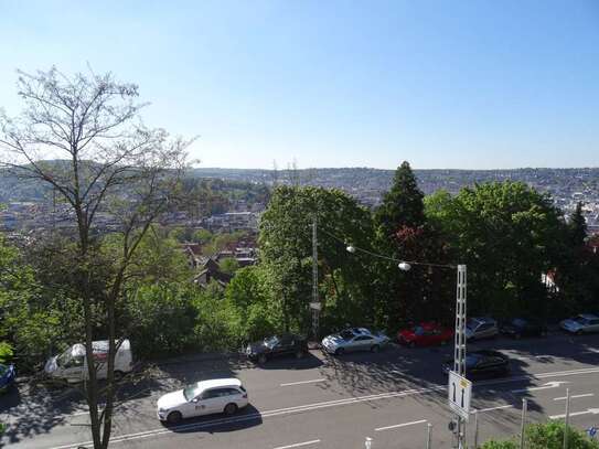 Großartige DG-Wohnung. Balkon. Dachterrasse. Zentrumsnah. Spektakuläre Aussicht.