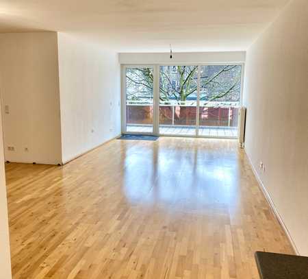 Schöne geräumige und gepflegte 2-Zimmerwohnung mit Balkon und EBK in Duisburg-Großenbaum