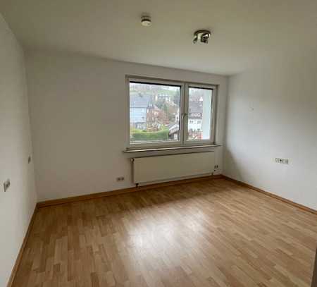 Schöne 4-Zimmer-Wohnung frisch renoviert mit Balkon in Hilchenbach-ruhige/r Mieter/Mieterin gesucht