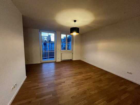 Attraktive, sanierte leerstehende 1,5 Zimmer W. mit Einbauküche & Westbalkon in Ottobrunn Ortsmitte