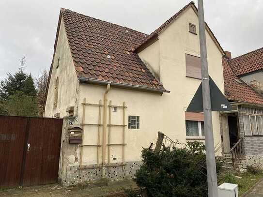 +++ Baufälliges Einfamilienhaus (DHH) mit Garage in 38372 Büddenstedt