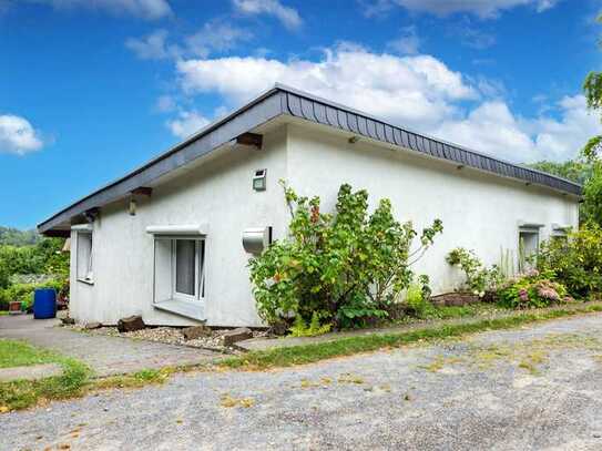 Charmanter Bungalow in ruhiger, grüner Lage mit gepflegtem Garten