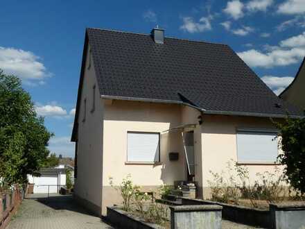 Weilerbach: Freistehendes Einfamilienhaus mit Garage in begehrter Wohnlage.