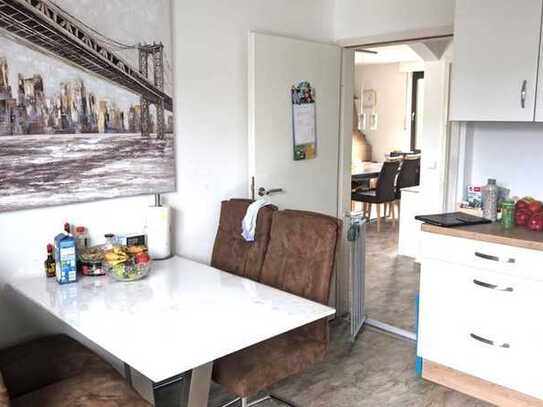 Großzügige und helle Wohnung mit 4 Zimmern, Balkon, Garten, Garage/ Werkstatt und Stellplatz