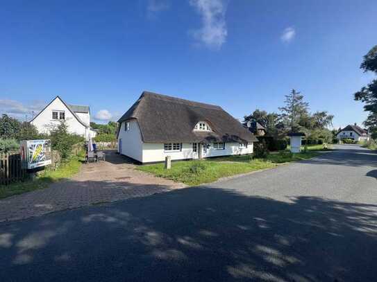 Reetgedecktes Bauernhaus mit Boddenblick