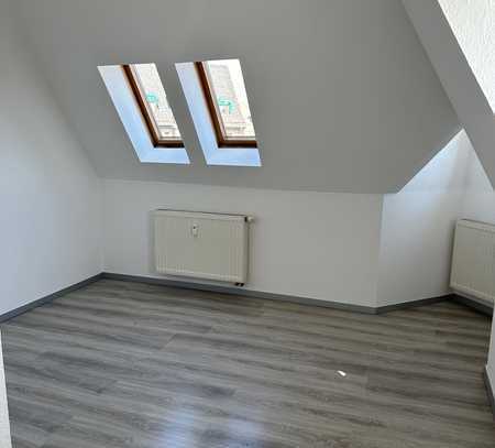 ++ TOP - Single-Wohnung im Dachgeschoss + Stellplatz PKW ++