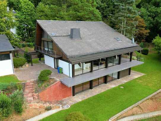 Grenzenlose Freiheit: Großzügige Villa mit erhabenem Raumgefühl und idyllischem Ausblick