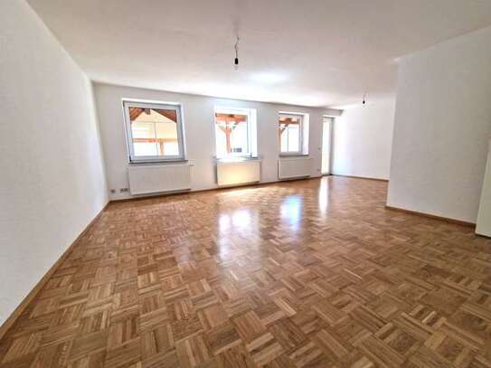 Moderne Maisonette-Wgh mit Balkon, neuer EBK + Stellpl. im Herzen von Ittlingen !!