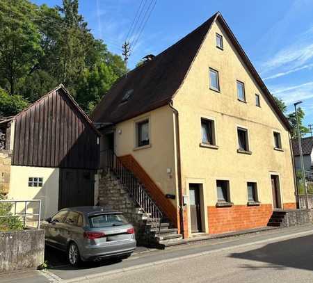 Charmantes Einfamilienhaus mit großer Garage !!!