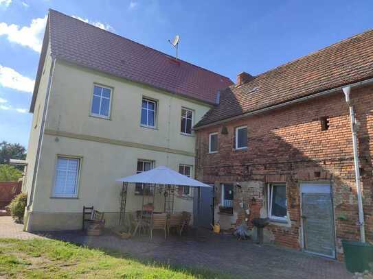 2-Familienhaus mit Ausbaupotential, 
200 m² Wohnfläche + 5 Garagen, Garten, 7% Rendite, PROVISIONSF