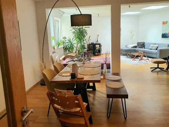 Licht-durchflutete Loft-Wohnung am grünen Innenhof