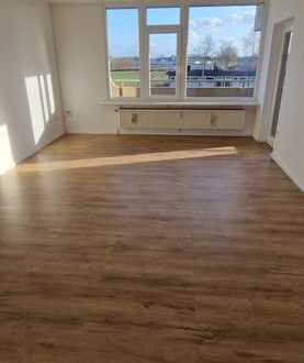 Stilvolle, modernisierte 4-Zimmer-Wohnung mit Balkon in Neumünster