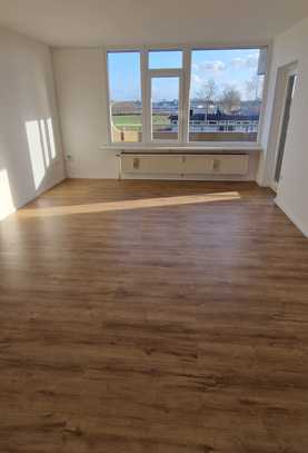 Stilvolle, modernisierte 4-Zimmer-Wohnung mit Balkon in Neumünster