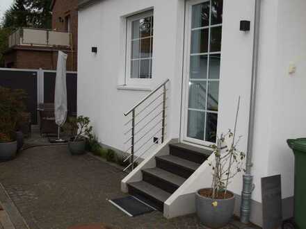 Moderne 1 Zimmer Wohnung mit Terrasse ,Einbauküche ,Stellplatz in guter ruhiger Lage .