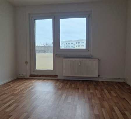 Schöne 3 - Raumwohnung mit Balkon Sachsenallee 84 sofort verfügbar!