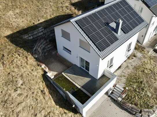 Neuwertiges energieeffizientes A+ Haus mit großer Doppelgarage in unverbaubarer Aussichtslage !!!