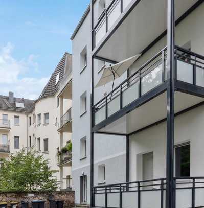 top sanierte Wohnung mit großem Balkon in modernisiertem Haus