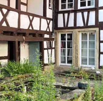 Denkmalschutzimmobilie--Charmant und lukrativ!! 3,5 Zi. mit Balkon in Ölbronn!