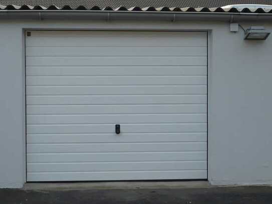 Garage mit Sectionaltor im Innenhof