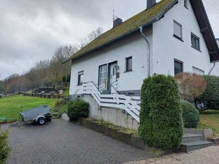 Schönes Einfamilienhaus in ruhiger Lage mit acht Zimmern in Rieden und guter Aussicht