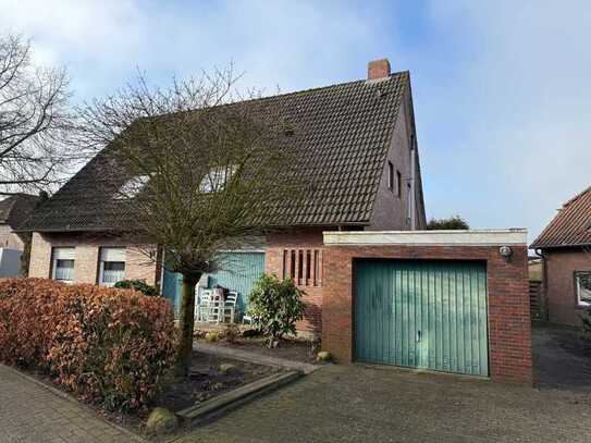 Zweifamilienhaus mit Garten und Garage in Zetel zu verkaufen.