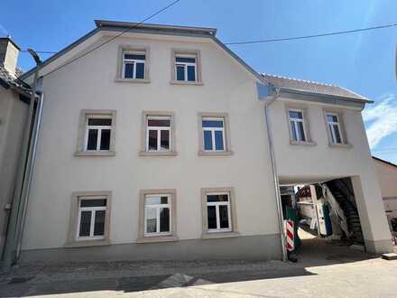 ++ ERSTBEZUG NACH SANIERUNG! Helle und großzügige 2 ZKBTerrasse & EBK in ruhiger Wohnlage ! ++