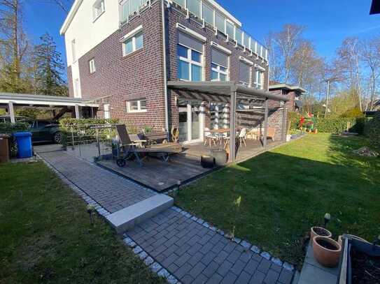 Exklusive-3-Zi-Whg. Endreihenhaus-Charakter mit überdachter Terrasse, Garten und eigenem Carport