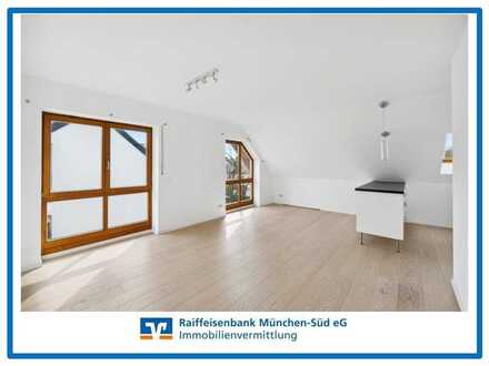 Stilvolle und helle Dachgeschosswohnung nahe U-Bahn und Forst