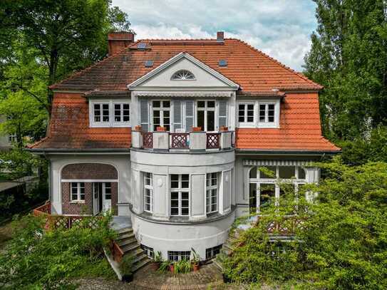 Grunewald nahe Kurfürstendamm; historische Landhausvilla mit großzügigem Grundstück