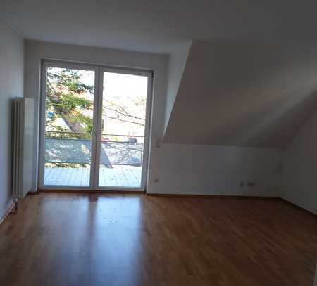 Freundliche 2-Zimmer-Maisonette-Wohnung mit Balkon und Einbauküche in Göppingen (Bezgenriet)