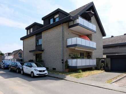 Gelegenheit ! Große und topsanierte Wohnung mit Balkon in kleiner Einheit in Dormagen - St