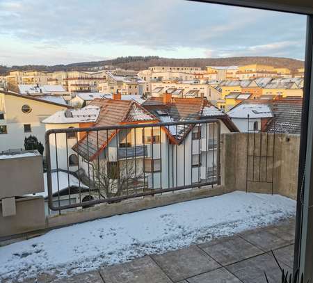 Sonnige Dachgeschosswohnung mit Fernblick, EBK, Balkon, Kamin