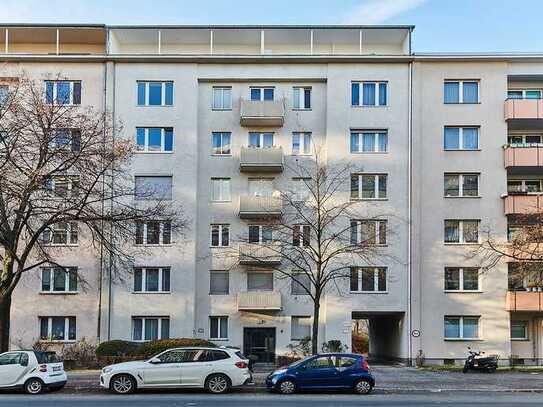 Sanierungsbedürftige Wohnung mit Balkon