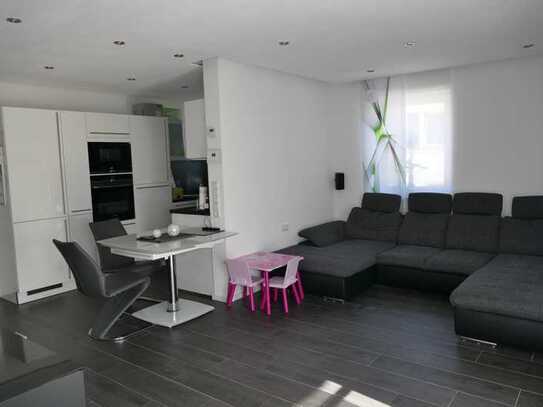 Modernisierte Wohnung mit direkter Einkaufmöglichkeit, Fußbodenheizung & Balkon