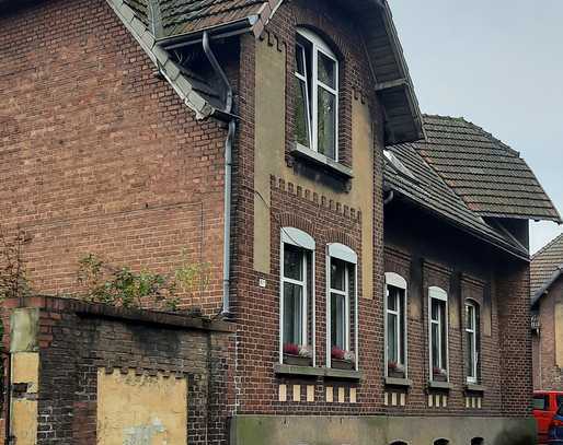 Mehrfamilienhaus mit vier Wohneinheiten und separaten Eingang.