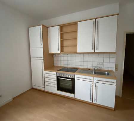 helle und geräumige 2-Raum-Wohnung mitten im Zentrum mit Küchenzeile