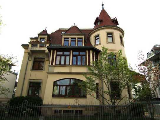 + FREIE + hochwertige 2-Raumwohnung im 1. OG mit Balkon, EBK u. Parkett provisionsfrei zu verkaufen!