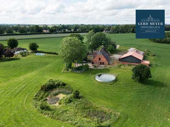 Idyllisch gelegener Resthof mit Wohnhaus, Altenteiler, Halle und Stallungen in herrlicher Naturlage