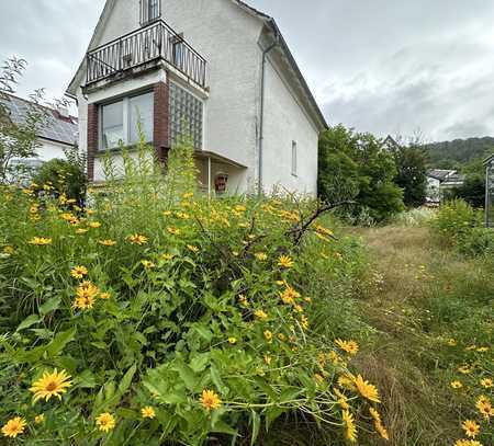 Renovierungsbedürftiges Haus in Traumhafter Lager im Villenviertel mit Hanglage