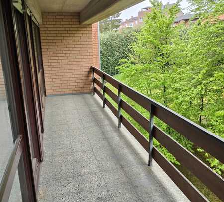 Ruhig gelegene, lichtdurchflutete 2-Zimmer-Wohnung mit Balkon und Weitblick ins Grüne