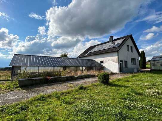 Für den grünen Daumen: Einfamilienhaus mit Gewächshaus und einzigartiger Aussicht