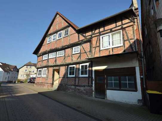 Teilvermietetes Mehrfamilienhaus mit 3 Wohneinheiten in 37627 Stadtoldendorf!